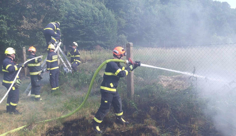 Hořel les, kombajn i pole. Jihomoravští hasiči řešili v pondělí 183 událostí