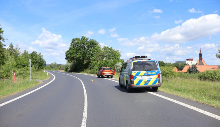 Motorkář po střetu s autem u Sokolova z místa odjel. Policie hledá svědky