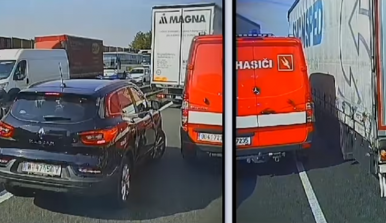 Řidiči zneužili záchranářskou uličku. Sanitce zablokovali cestu k nehodě