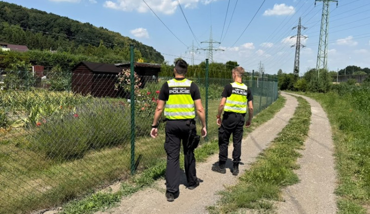 Pozor na kola, nářadí i věci na zahradách. Ostravští strážníci varují před zloději