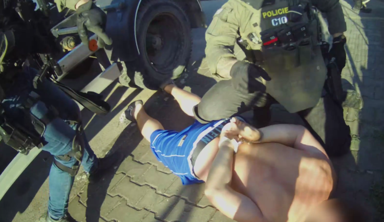 VIDEO: Muž měl doma nebezpečnou sbírku, schovával semtex a spoustu zbraní