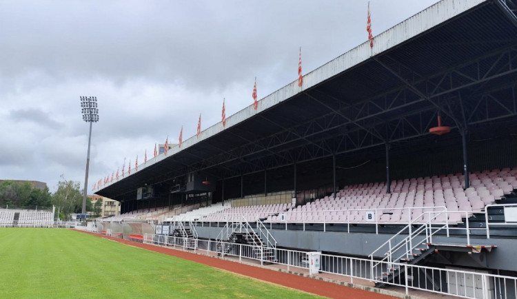 Velká výměna pražských S. Béčko Sparty střídá na žižkovském stadionu Slavia