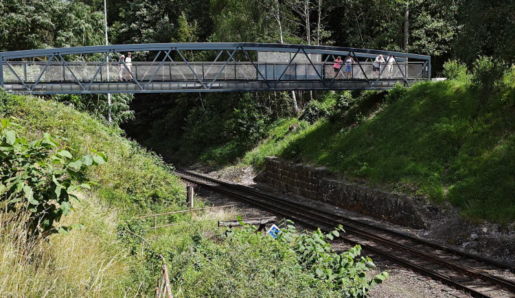 Teče přes něj voda nad tratí. Jedinečná turistická atrakce je znovu v provozu