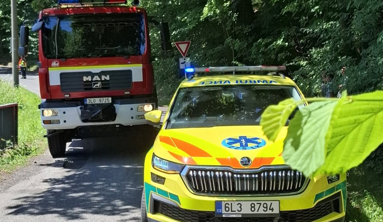 Tragická nehoda v Raspenavě. Po nárazu do viaduktu zemřel řidič