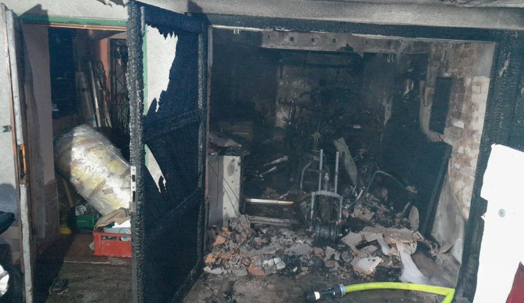 Elektrická tříkolka na nabíječce způsobila požár garáže, škody jsou vysoké