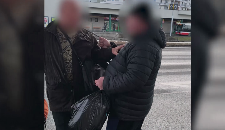 VIDEO: Cestující skončil po potyčce s revizorem se zlomenými žebry