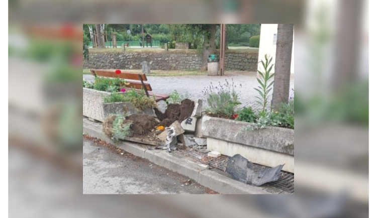 V Lukách úřadoval opilý řidič. V autě narazil do náklaďáku, pak poškodil květináče