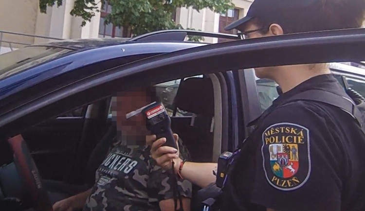 Auto se zmatenou posádkou blokovalo provoz, další zjištění strážníky zaskočilo