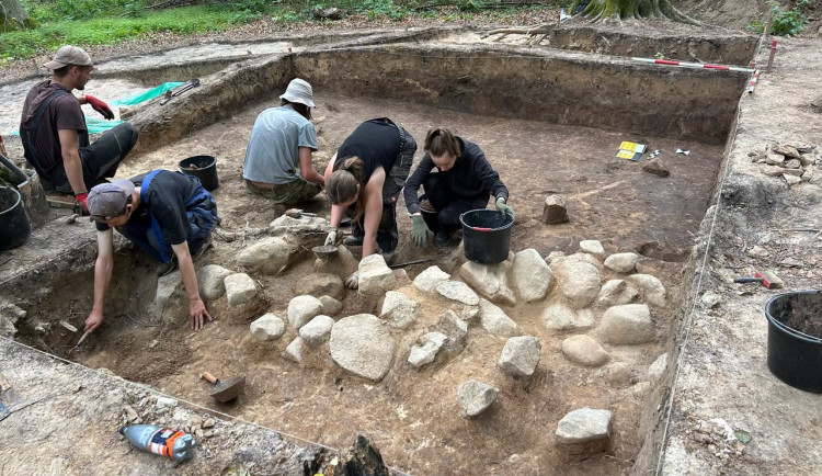 Čeští archeologové odhalují tajemství pohřebiště, kam se lidé vraceli po tisíce let