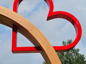 Fotka ve Vesci v kruhu se srdcem a výhledem na Ještěd. Díky novému fotopointu