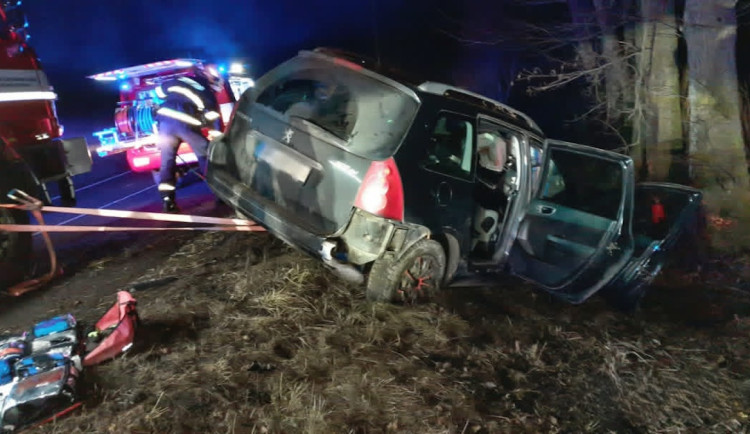 Žena bez řidičáku usedla za volant a havarovala, nehodu nepřežila