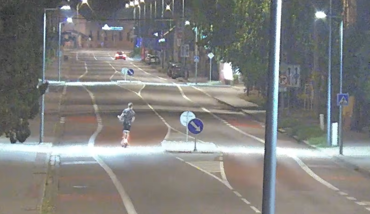 Opilý mladík kličkoval Břeclaví. Jízdu na koloběžce ukončil náraz do obrubníku
