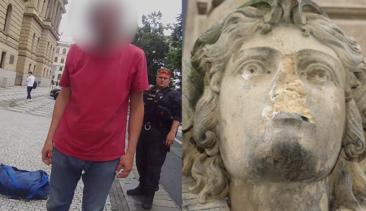 Muž si vzal kladivo a vyřádil se na sochách u Rudolfina. Zasadil jim přes dvacet ran