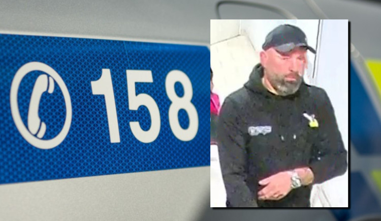 Zloděj si z bytu odnesl stovky tisíc v hotovosti, policie hledá muže v kšiltovce