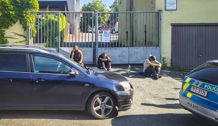 Muž s flexou pod autem odstartoval řetězec odhalení. Problémy měli i jeho kamarádi