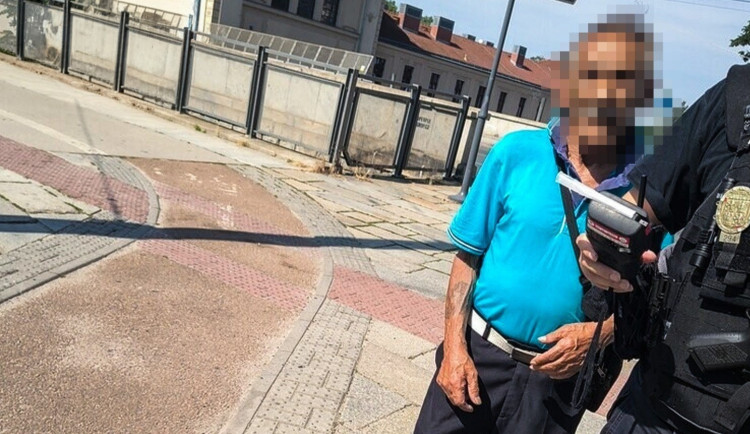 Je mu 86 let, ale řidičák nikdy neřešil. Seniora prozradila drobnost