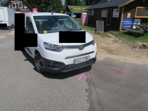 Vážná nehoda v Janově: Cyklista při snaze zabránit střetu s autem přeletěl řídítka, letěl pro něj vrtulník