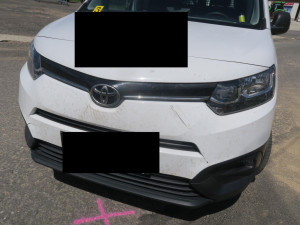 Vážná nehoda v Janově: Cyklista při snaze zabránit střetu s autem přeletěl řídítka, letěl pro něj vrtulník