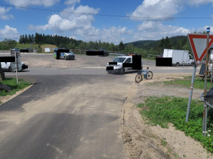 Vážná nehoda v Janově: Cyklista při snaze zabránit střetu s autem přeletěl řídítka, letěl pro něj vrtulník