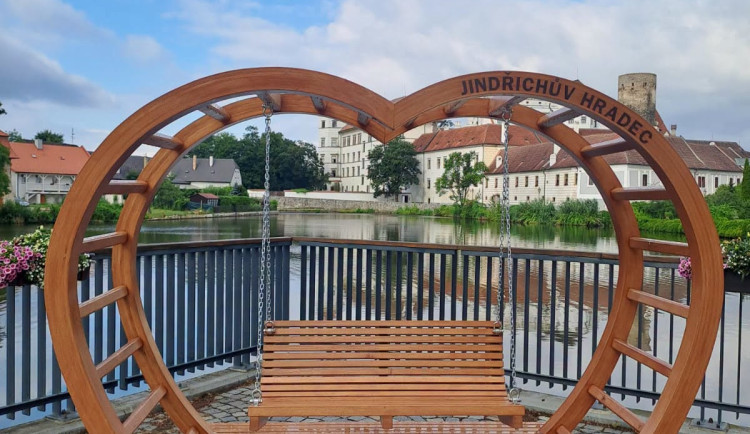 Nový fotopoint i místo k posezení. Nábřeží v Jindřichově Hradci doplnily LOVEčky