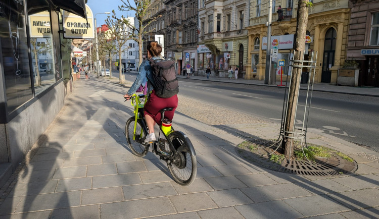 Plzeň v kampani vyzývá cyklisty k opatrnosti. Kol v ulicích města stále přibývá