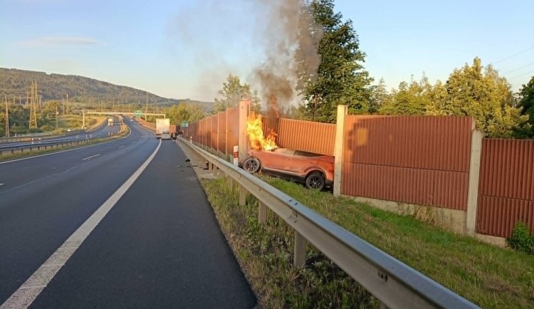 Po nehodě na D6 vzplálo osobní auto. Zranilo se pět lidí, dívku transportoval vrtulník