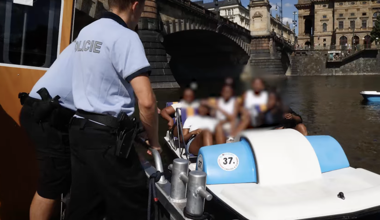 Pražští policisté posílili dohled na vodě, kontrolují rybáře i lidi na šlapadlech