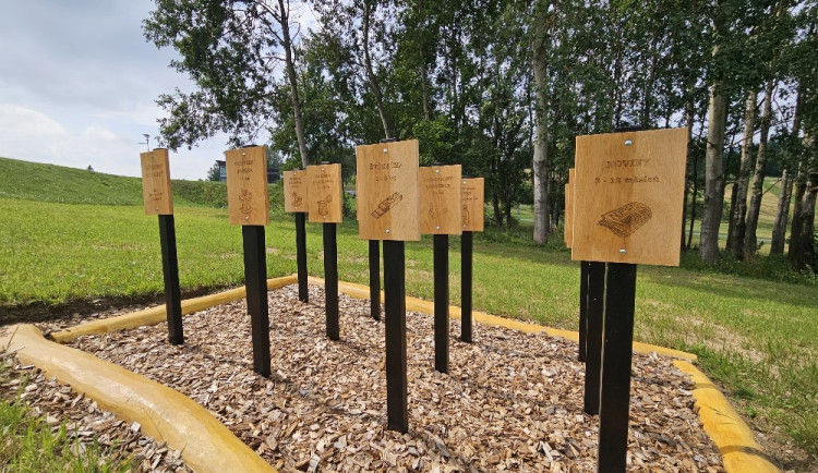 Nové prvky ve veseckém areálu. Přibyla bosonohá stezka i venkovní třída