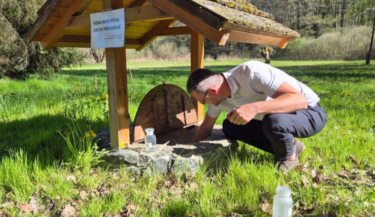 Přírodní studánky lákají k osvěžení, voda z nich ale může způsobit nepříjemné obtíže