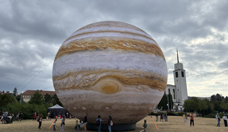 FOTO: Vesmír v Brně. Na Kraví hoře vystavují obří model Jupiteru i černé díry