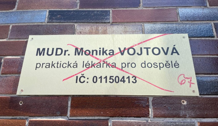Neznámý vandal přepsal ceduli u doktorky, pacienty poslal na neexistující adresu