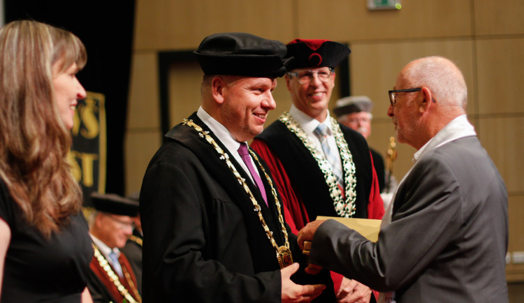 Historicky první zlaté promoce na liberecké univerzitě: Absolventi se vrátili po padesáti letech