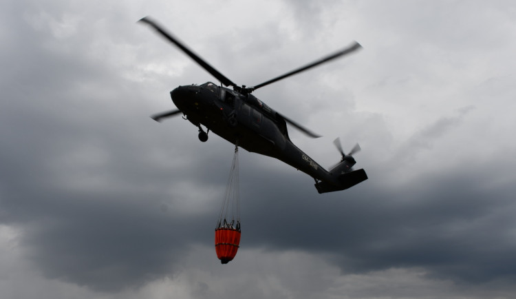 Obří požár pole i náročný zásah v lese. Na místo zamířil Black Hawk s bambi vakem