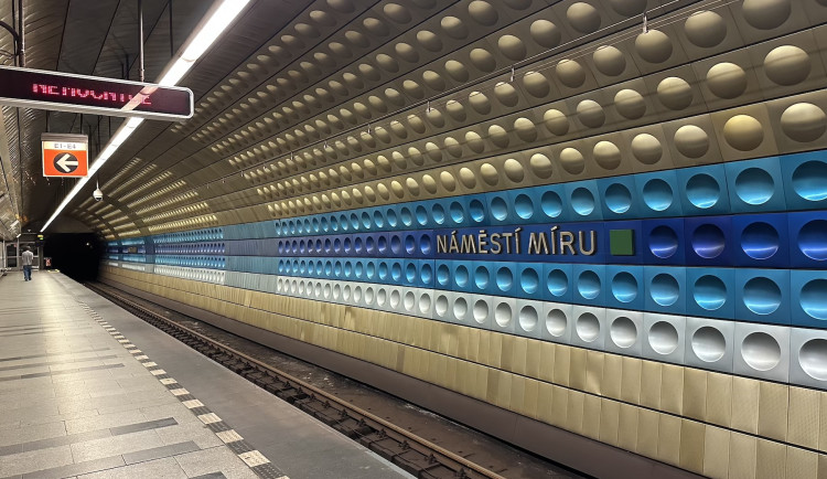 Ve stanici metra Náměstí Míru spadl pod vlak mladý muž, na místě zemřel