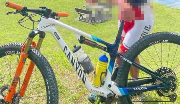 Stačilo deset minut. Zloděj ukradl kolo za sto tisíc opřené o chatku v kempu u Mácháče