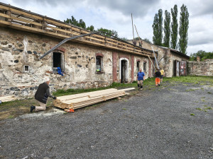 Nová střecha na zchátralém objektu v Kunraticích za pouhé tři dny. Díky 23 dobrovolníkům