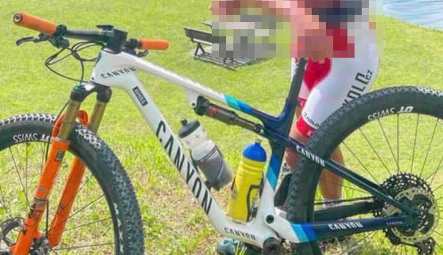 Stačilo deset minut. Zloděj ukradl kolo za sto tisíc opřené o chatku v kempu u Mácháče