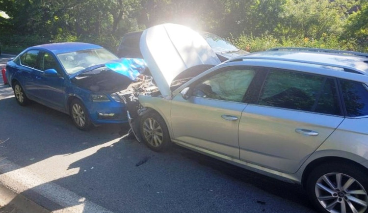 Řidička v Pelhřimově na chvíli usnula a bourala. Zranili se dva dospělí i dvě děti