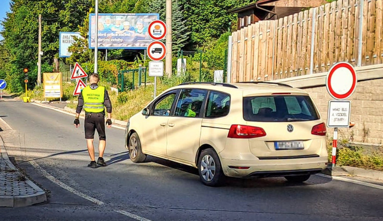 Zmatky na opravované silnici. Řidiči projíždějí zákazem a ohrožují dělníky