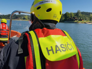 Nový pomocník jabloneckých hasičů při zásazích na vodní hladině - motorový záchranný člun Pioner