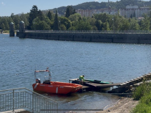 Nový pomocník jabloneckých hasičů při zásazích na vodní hladině - motorový záchranný člun Pioner