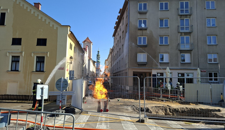 Plameny šlehaly pět metrů do výšky. Hasiči zasahovali u požáru plynu v Budějcích