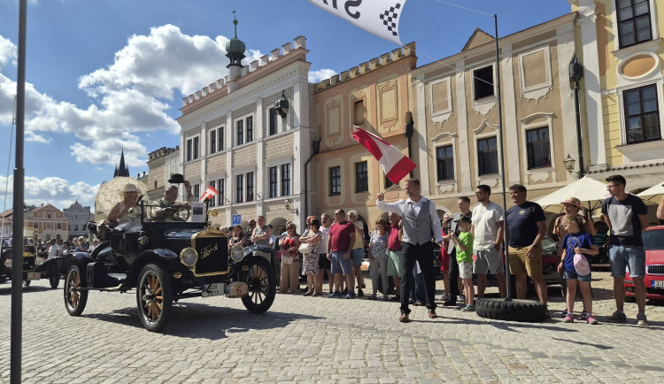 Náměstí v Telči dnes zaplnilo šedesát předválečných automobilů, projely městem