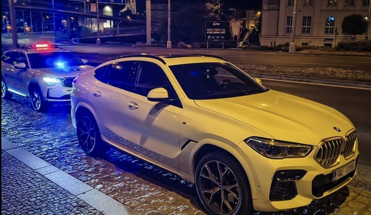 Řidič BMW projel v Plzni na červenou. Nadýchal přes 0,8 promile, ve voze vezl děti