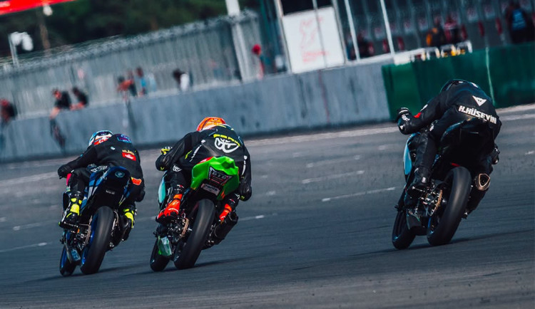 Tragédie při motocyklových závodech. Po hromadné nehodě zemřeli dva jezdci