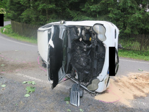 Nehoda, odchod a návrat: Řidič na Jablonecku otočil auto na bok, nadýchal přes 3 promile