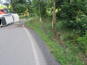 Nehoda, odchod a návrat: Řidič na Jablonecku otočil auto na bok, nadýchal přes 3 promile