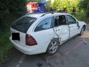 Nehoda, odchod a návrat: Řidič na Jablonecku otočil auto na bok, nadýchal přes 3 promile
