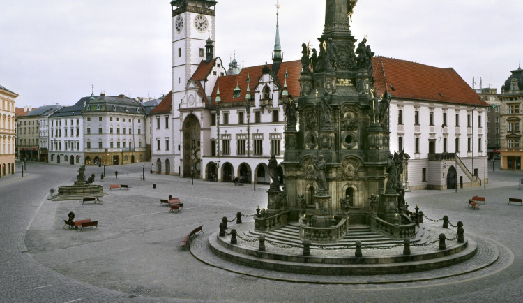Spor o lampy v Olomouci: Privatizace náměstí, absurdní rozsudek nebo utrácení veřejných peněz?