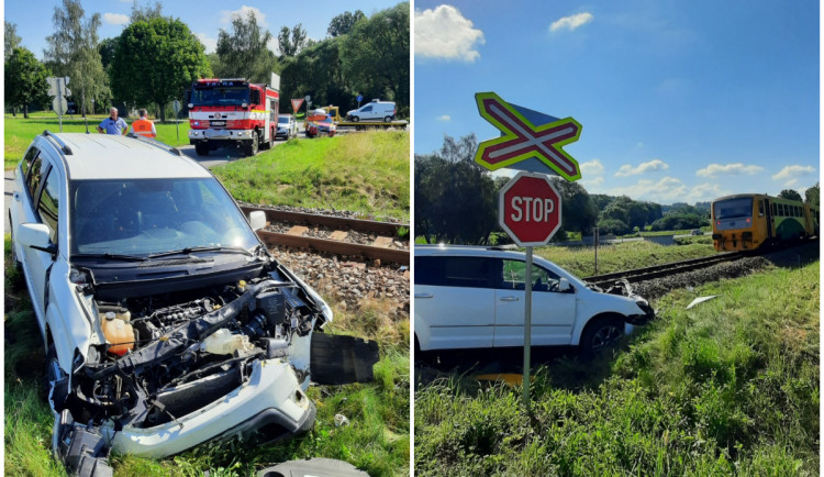 Na Pelhřimovsku se srazilo auto s vlakem. Řidič se lehce zranil, provoz je zastavený